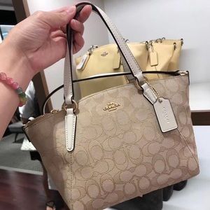Crossbody handbag
